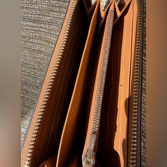 Coach x Peanuts Snoopy Patches Zip Around Accordion Wallet Wristlet - Picture 13 of 16